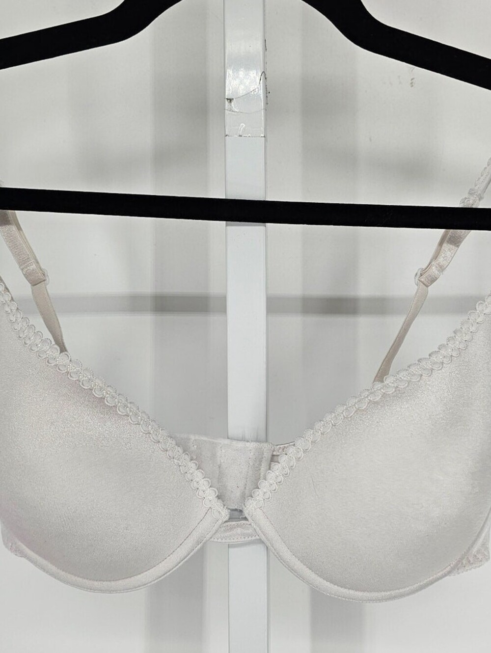 Vintage 1990s Hanes Womens Sz 38C Lightly Padded T Shirt Bra White